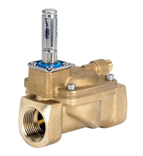 Magnetventil von Danfoss mit einem metallisch goldenen Gehäuse. Der Anschluss ist rund mit einem Außengewinde. Der obere Teil ist mit einem blauen Dichtungsring versehen.